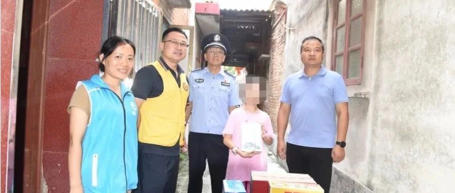 “叔叔 ，我的诗集出版啦！”